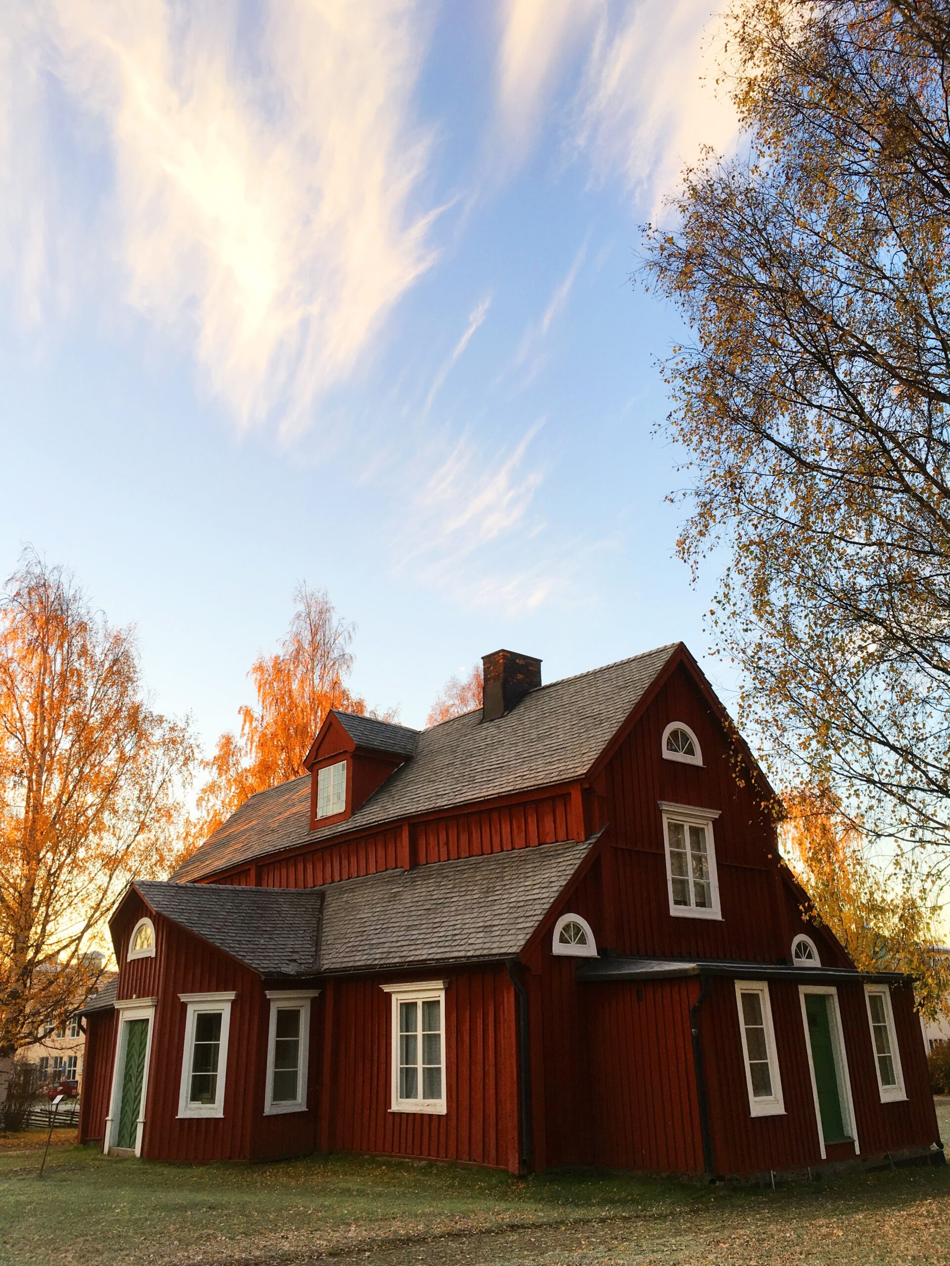 Bilden visar ett exempel på ett hus där taktvätt och fasadtvätt i Växjö med omnejd kan utföras