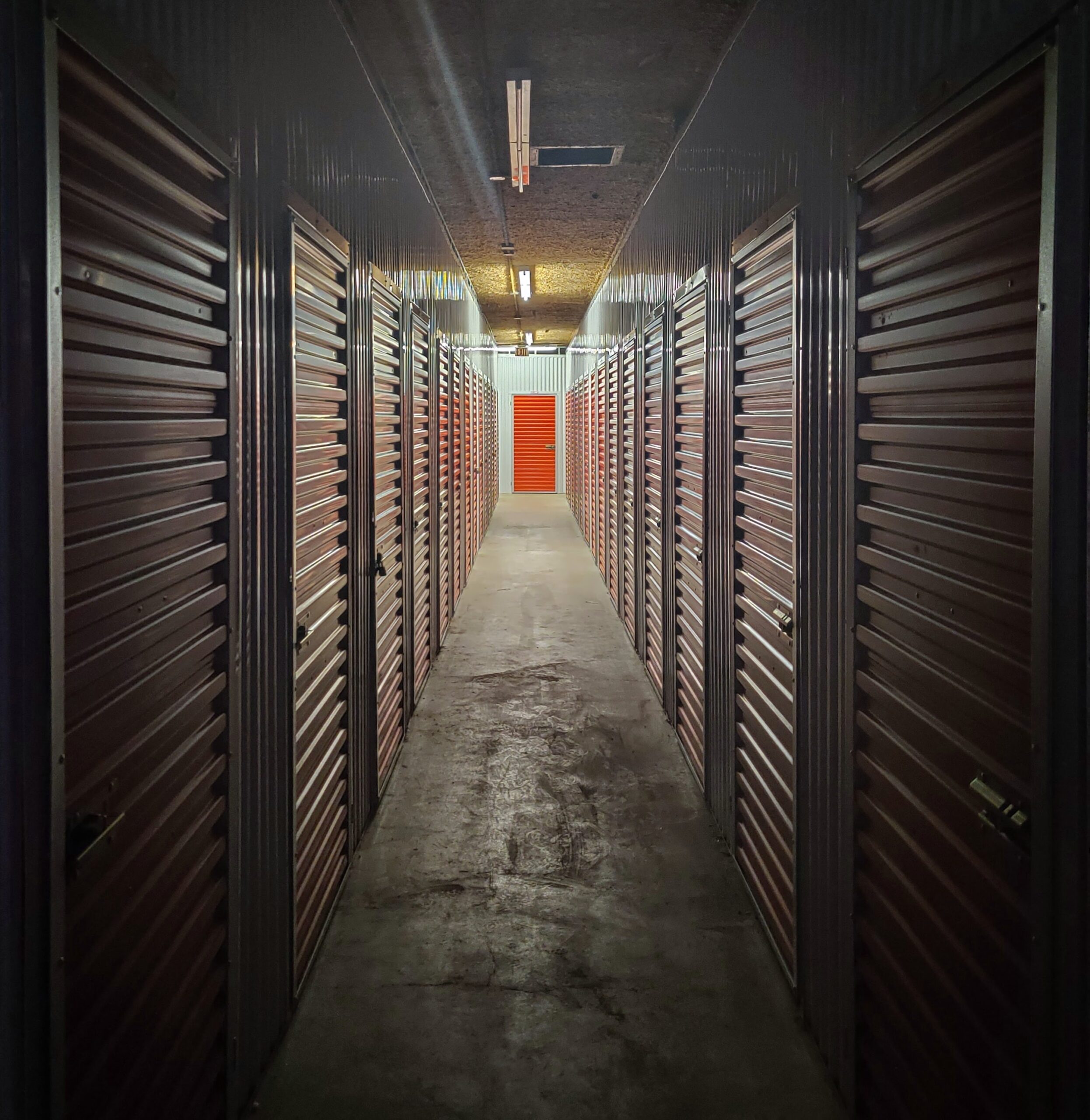 Bilden visar ett storage. Med praktiska magasinerig och förrådstjänster i Stockholm får du tillgång till ytor för lager och distribution på ett enkelt sätt.
